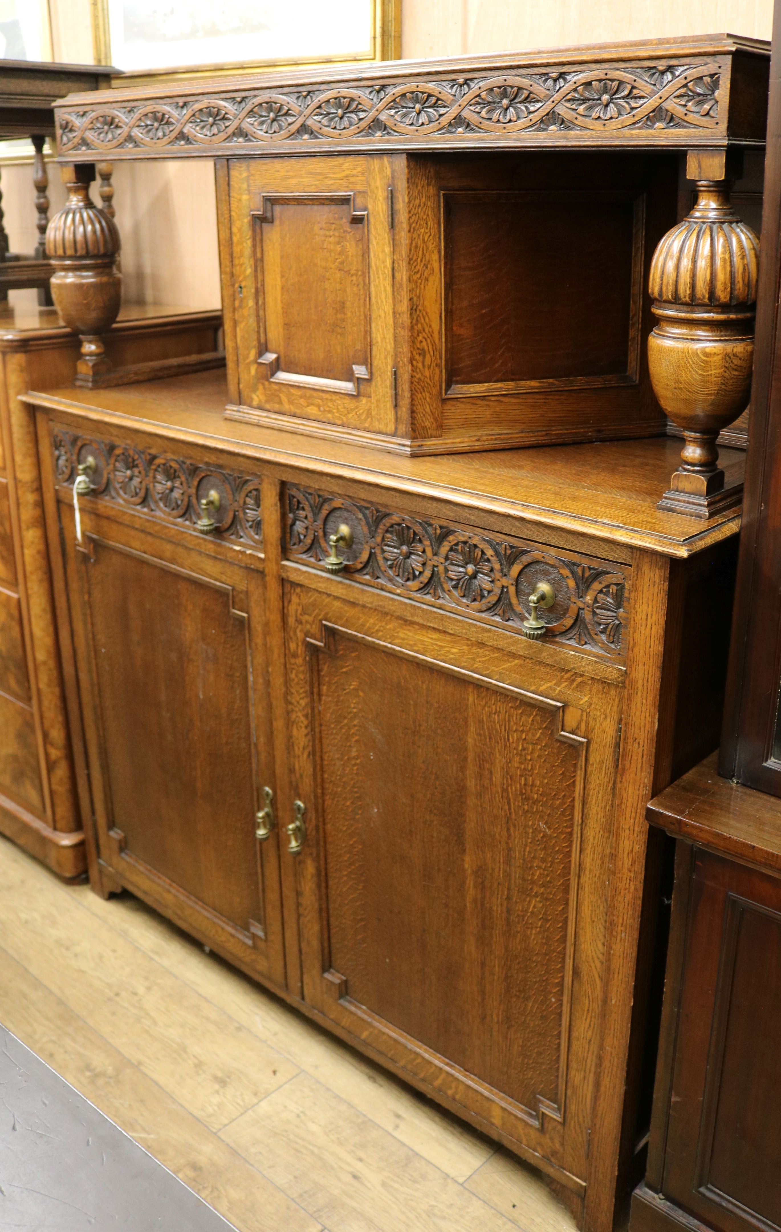 A 1920's oak court cupboard W.137cm - Bild 2 aus 2