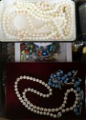 A quantity of assorted costume jewellery.