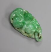 A jade pendant carved with fruit, 36mm.