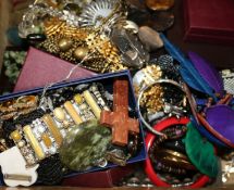 A quantity of assorted costume jewellery.