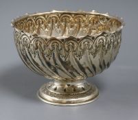 A late Victorian repousse silver pedestal rose bowl, Atkin Brothers, Sheffield, 1900, 17.9cm, 10.5