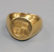 An 18ct gold heavy signet ring, with intaglio crest, size G/H.