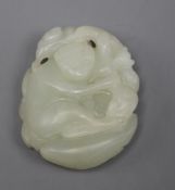 A Chinese pale celadon jade carving of a monkey and lingzhi fungus, 18th century 5cm