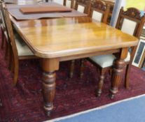 An Edwardian walnut extending dining table, with two leaves extends 227 x 104cm