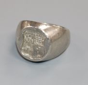 A white metal heavy signet ring, with intaglio crest, (tests as platinum), size H.