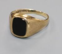 A 9ct gold and black onyx signet ring, size L/M