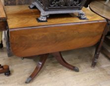 A Regency mahogany Pembroke table W.91cm