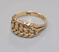 A 9ct gold "woven" ring, size R/S.