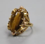 A 585 yellow metal and tiger's eye quartz dress ring, size K.