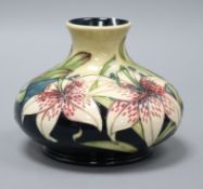 A Moorcroft Lilies of the Field vase H.10.5cm