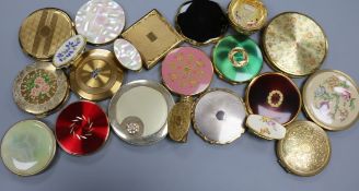 A collection of vintage powder compacts and lipstick holders, various makers, including a Kigu '