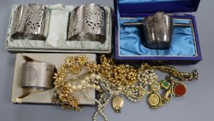 Mixed costume jewellery and cased napkin rings including silver.