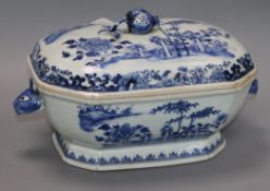 A Chinese blue and white tureen