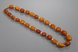 A single strand amber bead necklace, gross weight 52 grams, 52cm.