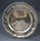 A late Victorian silver dinner plate by Daniel & John Welby. London, 1898. 24.3cm, 19 oz.