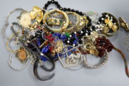 Mixed costume jewellery.