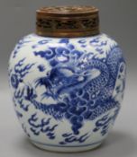 An 18th century Chinese blue and white ginger jar decorated with dragons height excl. lid 22cm