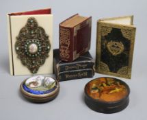 An Aide Memoire, two snuff boxes, two miniature painted boxes and a purse (6)