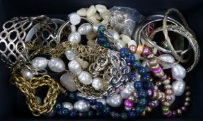 Mixed costume jewellery.