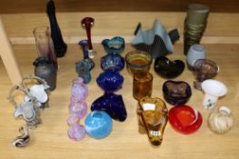 A quantity of Studio glass