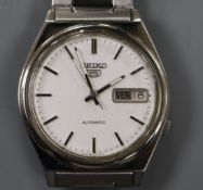 A gentleman's stainless steel Seiko 5 automatic wrist watch.