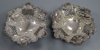 A pair of Edwardian repousse silver bonbon dishes, 15.8cm, 5.5 oz.
