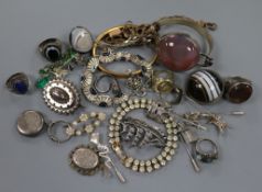 Assorted silver and costume jewellery.