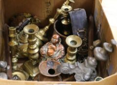 A quantity of mixed metalware including brass and copperware