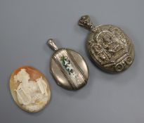 A late Victorian silver and enamel locket, an Indian white metal locket and unmounted cameo.
