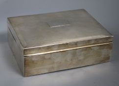 A 1930's engine turned silver cigarette box, 17.9cm.