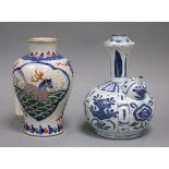 A Chinese blue and white vendi and a wucai vase tallest 20cm