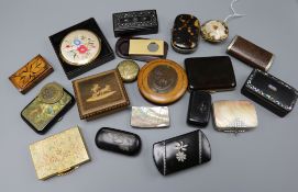 A collection of snuff boxes, a tortoiseshell purse, compacts, etc.