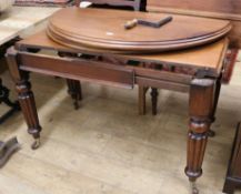 A Victorian extending dining table W.153cm