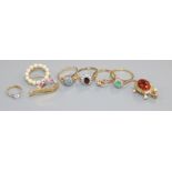 Mixed jewellery including 9ct gold rings, a 9ct gold brooch etc.