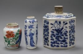 A Chinese wucai jar and two blue and white vessels, 17th / 18th century tallest 18.5cm