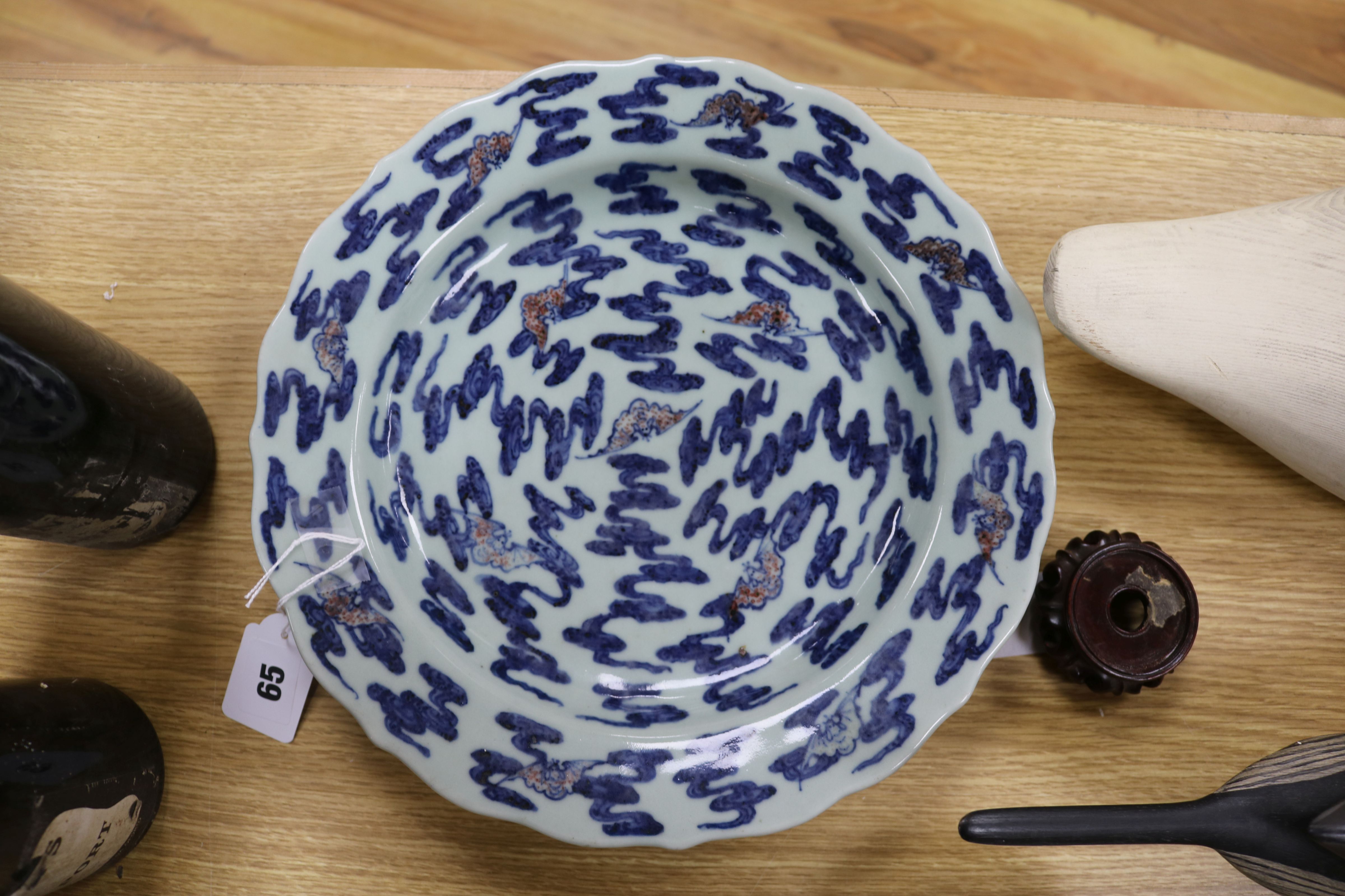 A Chinese underglaze blue and copper red dish, a bowl and various wood stands - Bild 5 aus 8