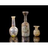 Sammlung Flaschen und Sprinkler. 2. - 6. Jh. n. Chr. a) H14,7cm. Flasche aus farblosem Klarglas.