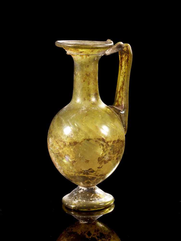 Kanne. Östlicher Mittelmeerraum, 4. - 5. Jh. n. Chr. H 15,9cm. Aus olivgrünem Klarglas. Ovoider