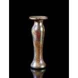 Unguentarium. 4. Jh. n. Chr. H 9,4cm. Aus farblosen Klarglas. Schlanker Corpus, der zum Boden hin
