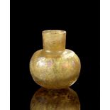 Islamisches Fläschchen. 10. - 11. Jh. n. Chr. H 8cm. Aus gelblichem Klarglas. Formgeblasen.