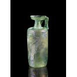 Kanne. Östlicher Mittelmeerraum, 3. - 4. Jh. n. Chr. H 20,8cm. Aus grünlichem Klarglas. Mit
