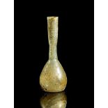 Hohe Flasche mit Fadendekor. Römische Kaiserzeit, 4. / 5. Jh. n. Chr. Farbloses Klarglas, H 23cm.