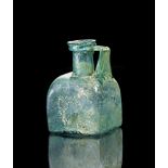 Krug. Krug. Östlicher Mittelmeerraum, 1. - 2. Jh. n. Chr. H 12,8cm. Aus hellblauem Klarglas.