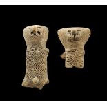 Zwei menschliche Figuren. Zwei menschliche Figuren. Guangala, 500 - 1000 n. Chr. a) H ca. 9,3cm.