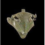 Bullenkopf. Bullenkopf. Phrygisch, 8. / 7. Jh. v. Chr. Bronzehohlguss. H 13,5cm. Kesselattasche in