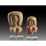 Zwei Fragmente weiblicher Figurinen. Zwei Fragmente weiblicher Figurinen. Valdivia, circa 2300 -
