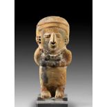 Stehende weibliche Figur. Stehende weibliche Figur. Jama-Coaque, 500 v. - 500 n. Chr. H 28cm.