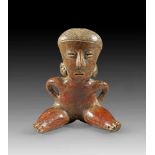 Sitzende Frau. Sitzende Frau. Nayarit, Chinesco Typ C, circa 100 v. - 250 n. Chr. H 16cm. Ton mit