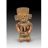 Große sitzende Frau. Große sitzende Frau. Bahia, circa 500 v. - 500 n. Chr. H 35cm. Ton mit Bemalung