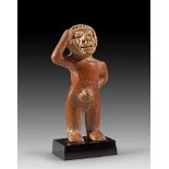 Mann, der sich den Kopf hält. Mann, der sich den Kopf hält. Charchí, circa 800 - 1500 n. Chr. H 15,